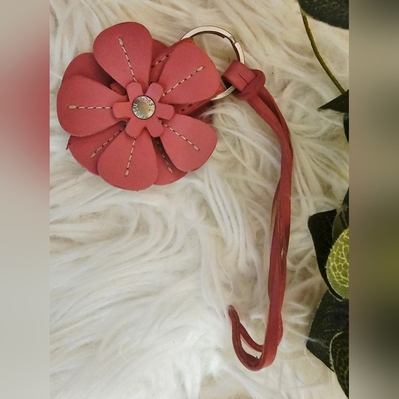 Fossil Pink Flower Keychain - Picture 5 of 8